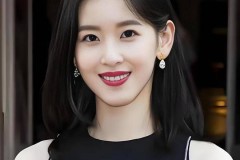 章泽天现身欧冠决赛现场，无袖小香风穿搭太吸睛，低调戴百万名表