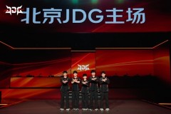 JDG分享第二赛段组内赛收官合照：以此为序，再赴高峰