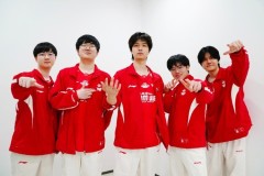 战胜BLG后WE分享队员赛后合影：鲜衣怒马少年时！