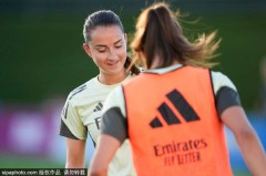 这球红牌？曼联女足欧冠铲球染红！球迷吐槽“史上最糟糕红牌”