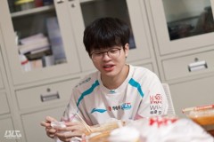 BLG分享选手日常返图：我发现吃饭的时候把眼睛闭上很舒服