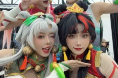 主持骆歆更博晒拉克丝新皮肤Cos照：和我的三个臻彩 组成豪华臻彩礼包！！！