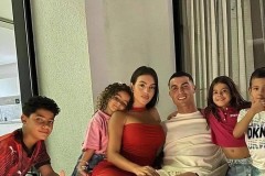 C罗六次出征世界杯！12个女友，5个娃3个妈，终被等了9年柜姐收服