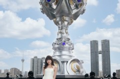 LPL女主持骆歆晒照：📷打卡春熙路巨型奖杯